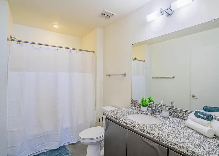 Striking 2bd - Cdt- Gym, Pool, Parking - Sleep8 Apartment