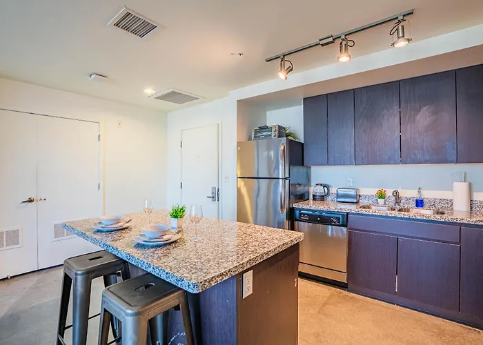 Striking 2bd - Cdt- Gym, Pool, Parking - Sleep8 Apartment Phoenix