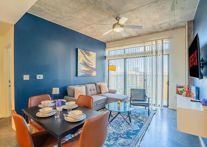 Striking 2bd - Cdt- Gym, Pool, Parking - Sleep8 Apartment Phoenix