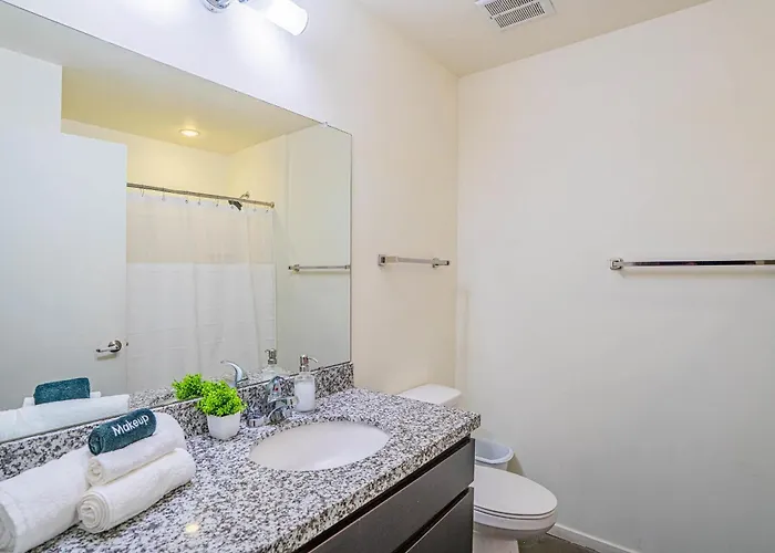 Striking 2bd - Cdt- Gym, Pool, Parking - Sleep8 * Phoenix