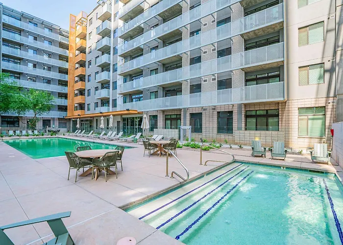 Striking 2bd - Cdt- Gym, Pool, Parking - Sleep8 Apartment *