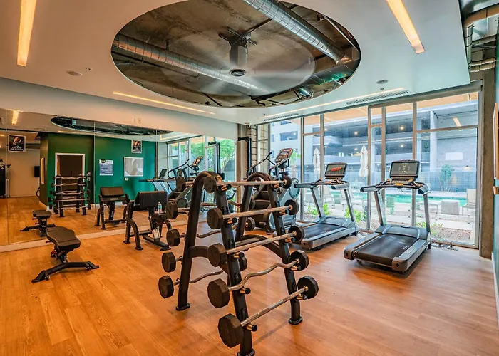 Striking 2bd - Cdt- Gym, Pool, Parking - Sleep8 *