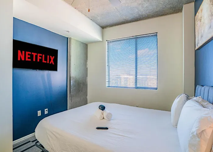 Striking 2bd - Cdt- Gym, Pool, Parking - Sleep8 * Phoenix