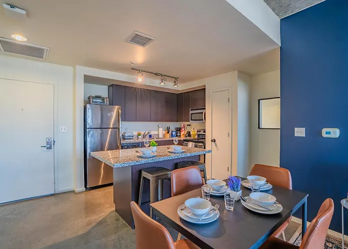 Striking 2bd - Cdt- Gym, Pool, Parking - Sleep8