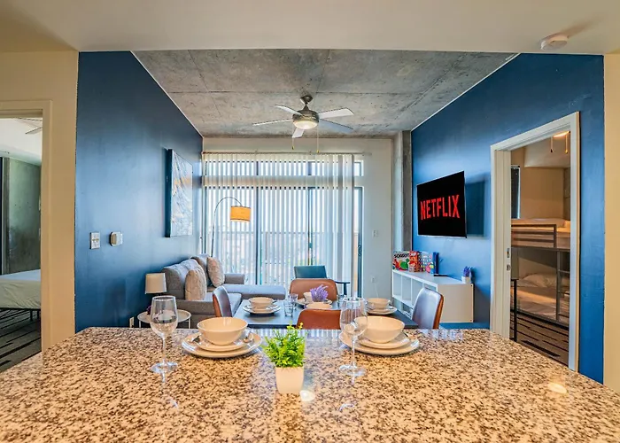 Apartment Striking 2bd - Cdt- Gym, Pool, Parking - Sleep8