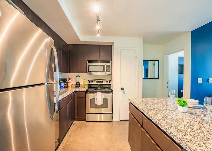 Striking 2bd - Cdt- Gym, Pool, Parking - Sleep8 Phoenix