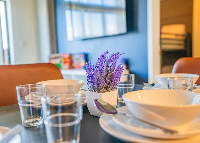Striking 2bd - Cdt- Gym, Pool, Parking - Sleep8