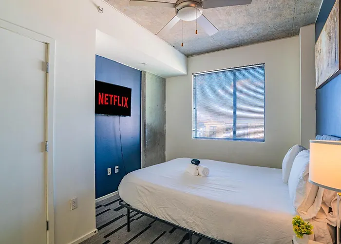 Striking 2bd - Cdt- Gym, Pool, Parking - Sleep8 * Phoenix