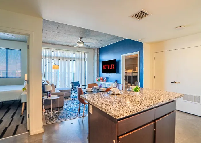 Striking 2bd - Cdt- Gym, Pool, Parking - Sleep8 Apartment *