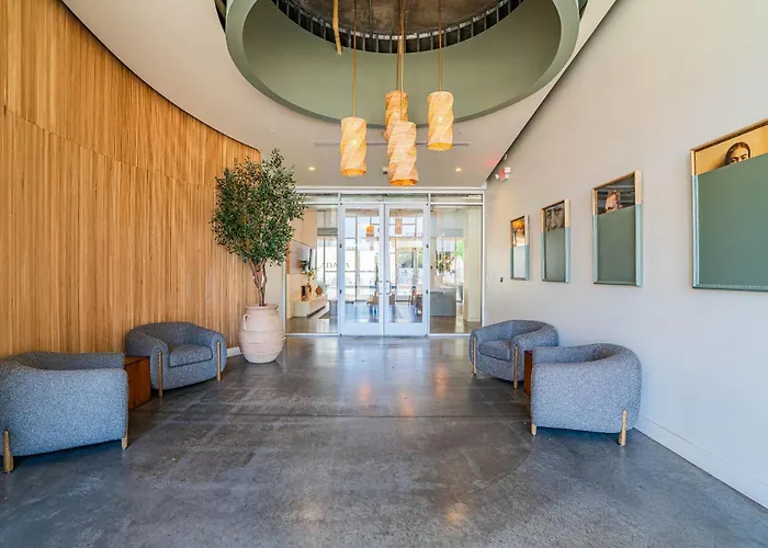 Striking 2bd - Cdt- Gym, Pool, Parking - Sleep8 * Phoenix