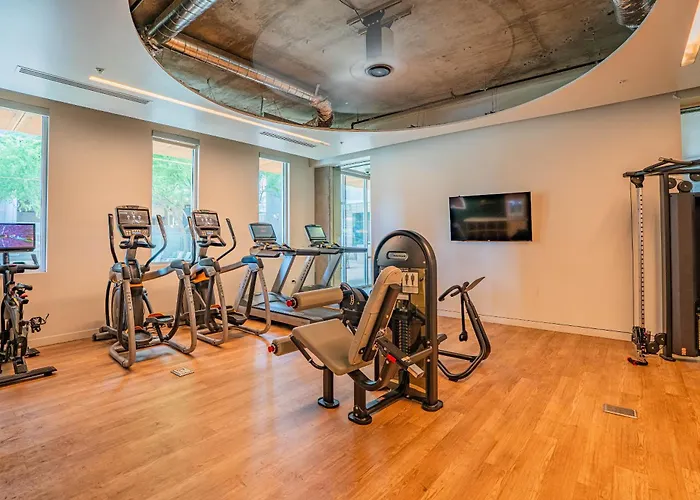 Striking 2bd - Cdt- Gym, Pool, Parking - Sleep8 Apartment Phoenix