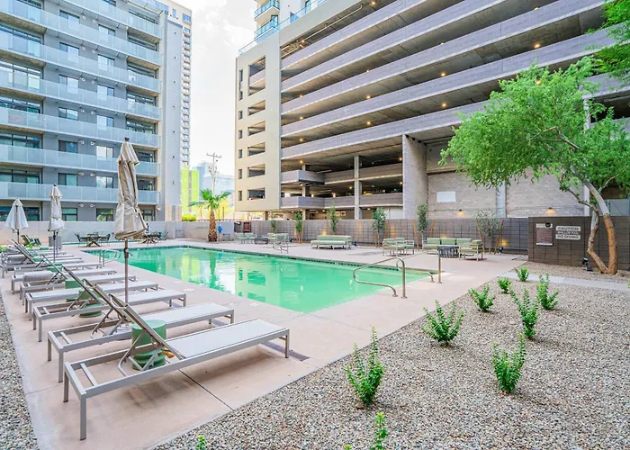 Striking 2bd - Cdt- Gym, Pool, Parking - Sleep8 *