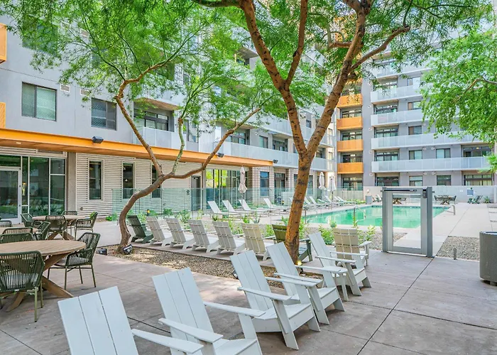 Striking 2bd - Cdt- Gym, Pool, Parking - Sleep8