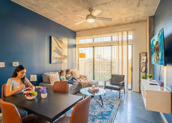 Striking 2bd - Cdt- Gym, Pool, Parking - Sleep8 Apartment